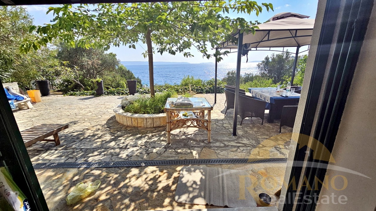 Ekskluzivna hiša prvi vrsti ob morju – Mavarčica, Okrug Gornji – Velik investicijski potencial